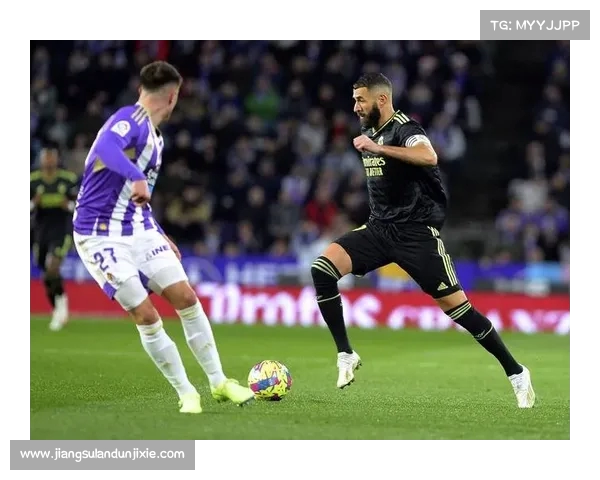 西甲焦点战：巴萨迎战皇马，梅西与本泽马对决引爆经典德比