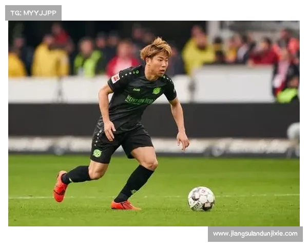 德甲赛场闭眼传球技艺揭秘 球员如何用盲目传球创造奇迹 德甲赛场闭眼传球技艺揭秘 球员如何用盲目传球创造奇迹